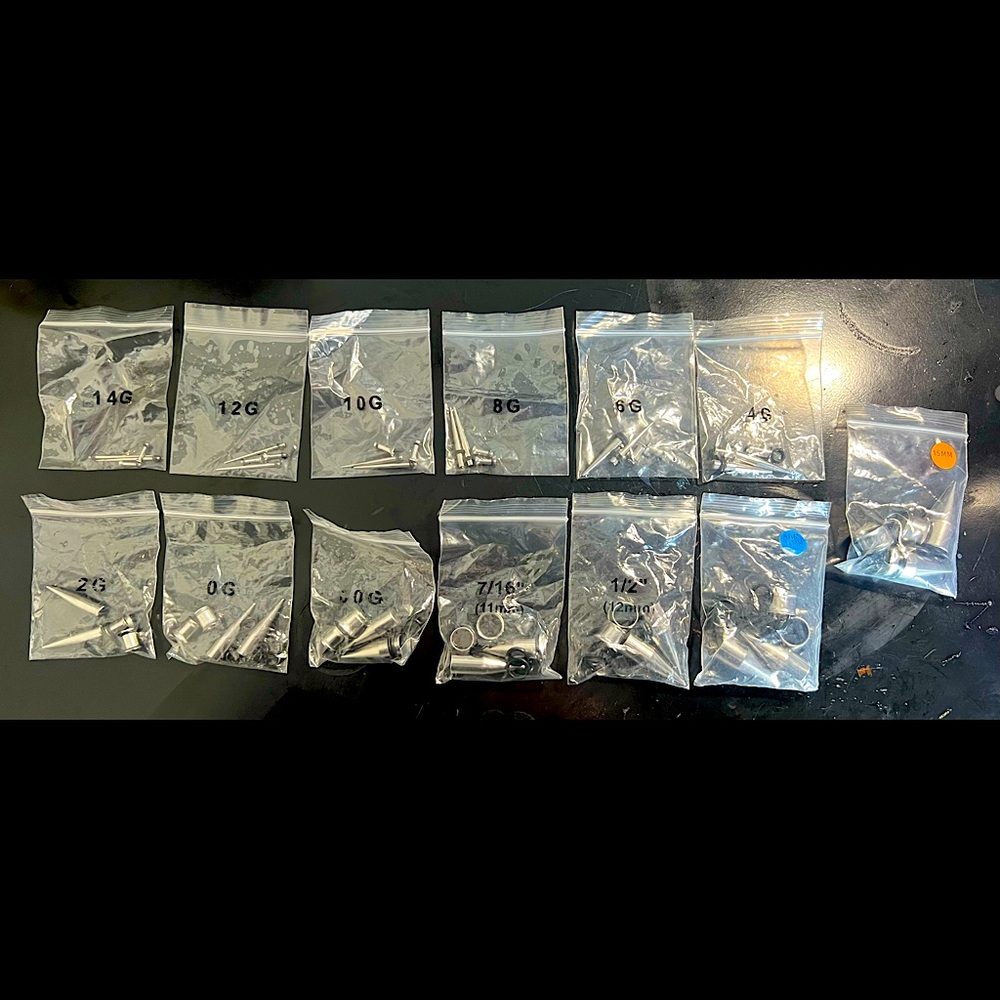 Ear stretching kit for gauges. Size 14g - 15mm. 13 pairs included. Men or women